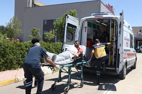 Çim biçme makinesine kolunu kaptırdı: Ambulans helikopterle sevk edildi